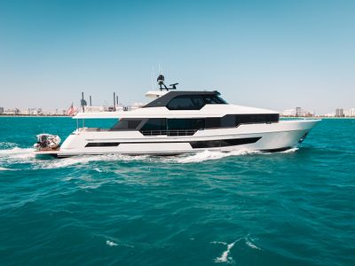 2024 Ocean Alexander 32L — front three-quarter view