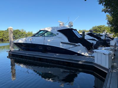 2014 Sea Ray 470 SUNDANCER — front three-quarter view