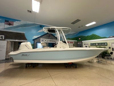 2026 Boston Whaler 220 Dauntless — front three-quarter view