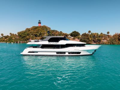 2025 Ocean Alexander 28L — front three-quarter view