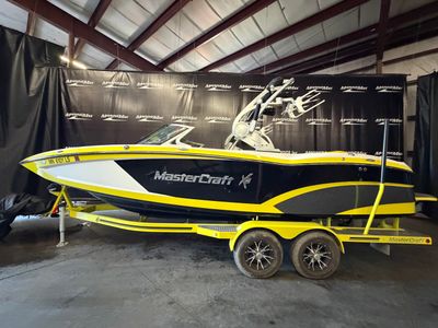 2016 Mastercraft X23 — front three-quarter view