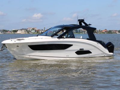 2026 Sea Ray Sundancer 370 Outboard — front three-quarter view