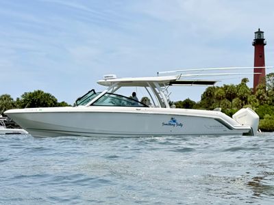 2024 Boston Whaler 320 VANTAGE — front three-quarter view