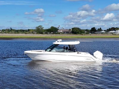 2026 Boston Whaler 330 Vantage — front three-quarter view