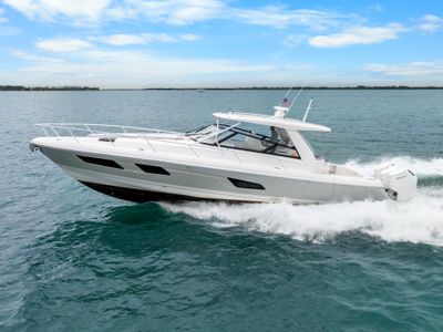 2024 Intrepid 477 EVOLUTION — front three-quarter view