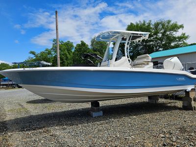 2026 Boston Whaler 250 Dauntless — front three-quarter view
