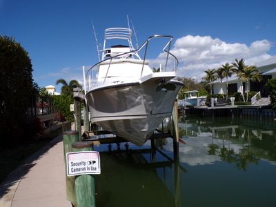 2014 Boston Whaler 345 CONQUEST — front three-quarter view