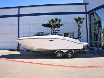 2026 Sea Ray SPX 210 — front three-quarter view
