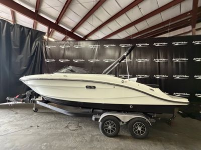 2026 Sea Ray SPX 210 — front three-quarter view