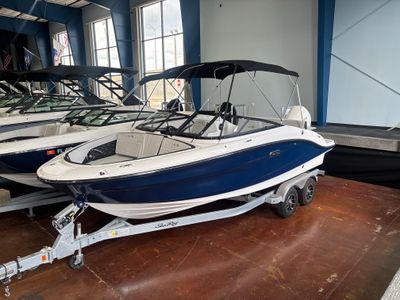 2026 Sea Ray SPX 210 Outboard — front three-quarter view