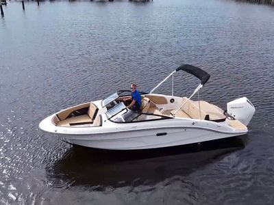 2026 Sea Ray SPX 210 Outboard — front three-quarter view
