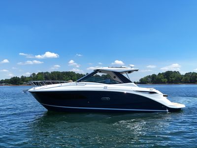 2026 Sea Ray Sundancer 320 — front three-quarter view