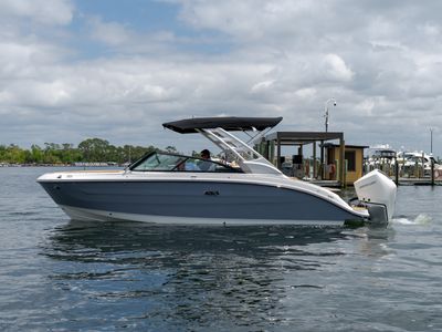2026 Sea Ray SDX 250 Outboard — front three-quarter view