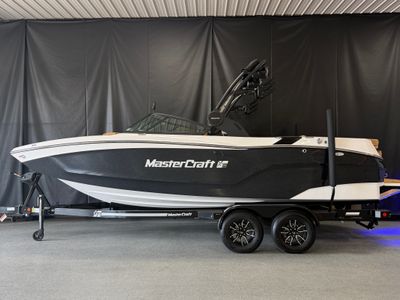 2026 Mastercraft XT22 — front three-quarter view