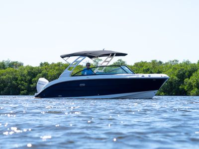 2026 Sea Ray SDX 250 Outboard — front three-quarter view