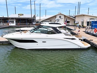 2024 Sea Ray 320 SUNDANCER — front three-quarter view