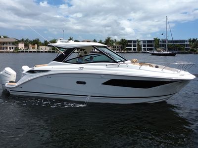 2026 Sea Ray Sundancer 320 Outboard — front three-quarter view
