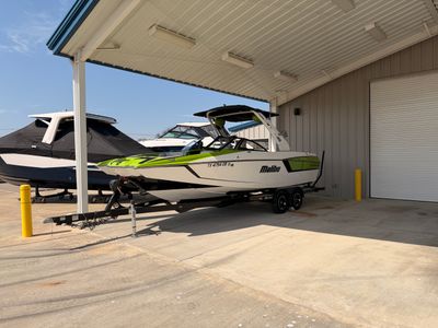 2018 Malibu WAKESETTER 24 MXZ — front three-quarter view