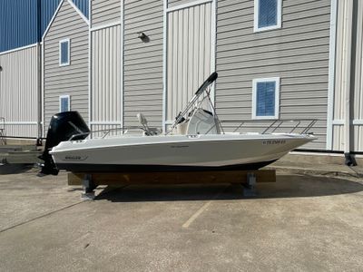 2019 Boston Whaler 210 DAUNTLESS — front three-quarter view