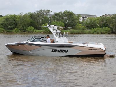 2024 Malibu 26LSV — front three-quarter view