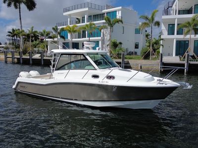 2019 Boston Whaler 315 CONQUEST — front three-quarter view