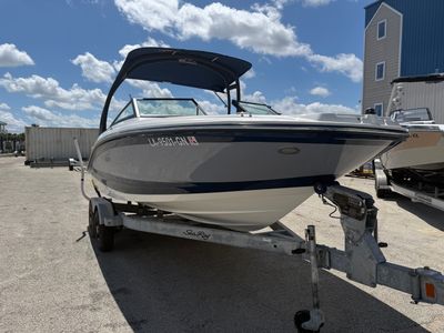 2022 Sea Ray 190 SPX — front three-quarter view