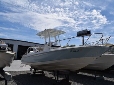 2019 Boston Whaler 240 Dauntless — front three-quarter view