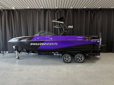 2016 Moomba MOJO — front three-quarter view