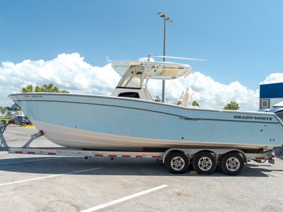 2019 Grady-White CANYON 306 — front three-quarter view