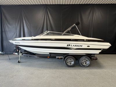 2005 Larson 228 LXI — front three-quarter view