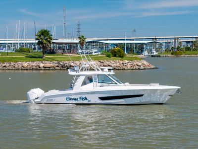 2019 Boston Whaler 420 OUTRAGE — front three-quarter view