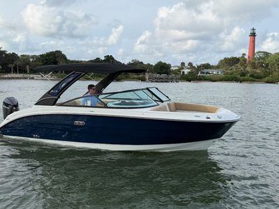 2026 Sea Ray SDX 250 Outboard — front three-quarter view