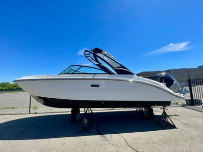 2026 Sea Ray SDX 250 Outboard — front three-quarter view