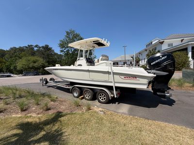 2017 Boston Whaler 270 DAUNTLESS — front three-quarter view