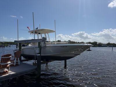 2018 Boston Whaler 270 DAUNTLESS — front three-quarter view