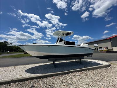 2023 Boston Whaler 220 DAUNTLESS — front three-quarter view