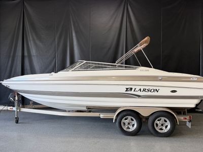 2006 Larson LXI228 — front three-quarter view