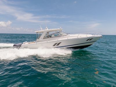 2018 Intrepid 475 SPORT YACHT — front three-quarter view