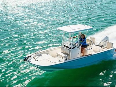 2022 Boston Whaler 210 MONTAUK — front three-quarter view