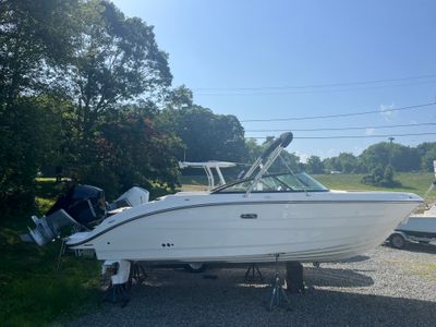 2026 Sea Ray SDX 250 Outboard — front three-quarter view