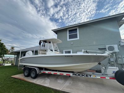 2024 Boston Whaler 250 DAUNTLESS — front three-quarter view
