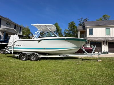 2024 Blackfin 252 DC — front three-quarter view