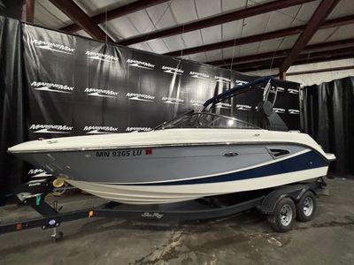 2018 Sea Ray 230 SLX — front three-quarter view