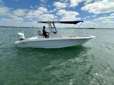 2024 Boston Whaler 250 DAUNTLESS — front three-quarter view