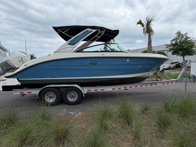 2025 Sea Ray 250 SDX — front three-quarter view