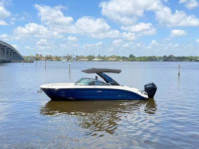 2025 Sea Ray 270 SDX OB — front three-quarter view