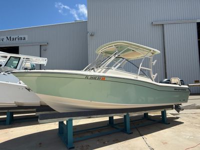 2020 Grady-White 255 FREEDOM — front three-quarter view