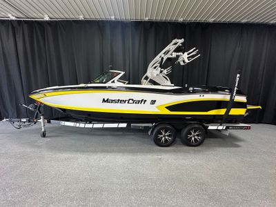 2015 Mastercraft X30 — front three-quarter view