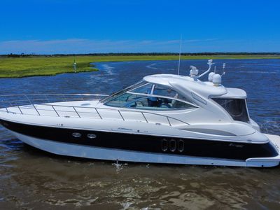2007 Cruisers Yachts 520 EXPRESS — front three-quarter view