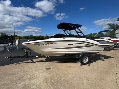 2017 Sea Ray 190 SPX — front three-quarter view